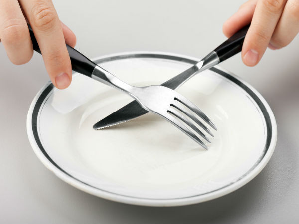 Mục tiêu 2: giảm khẩu phần ăn uống. Sau 30 tuổi, sự trao đổi chất bị chậm lại, khiến cho cơ thể dễ bị tích tụ chất béo hơn. Ngay cả khi bạn ăn cùng 1 lượng thực phẩm, bạn có thể bị tăng cân. Do vậy, tốt nhất bạn nên giảm khẩu phần ăn và tăng giá trị dinh dưỡng trong chế độ ăn của bạn.
