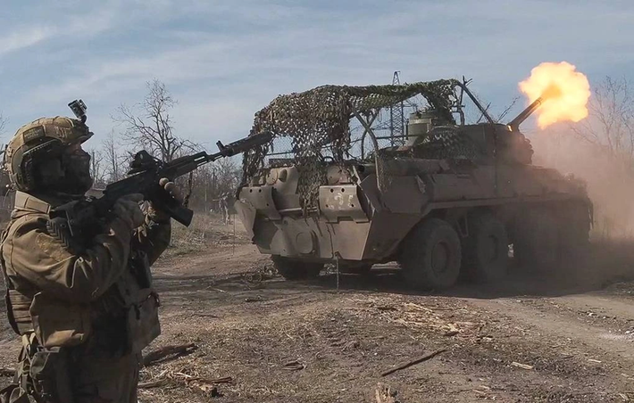 Mới đây, Chính phủ Ukraine đã buộc người dân ở Pokrovsk, một thị trấn nhỏ ở Donbas, phải sơ tán khẩn cấp vì quân Nga đang tiến đến. Pokrovsk tuy nhỏ, với dân số trước chiến tranh khoảng 50.000 đến 60.000 người nhưng lại là vị trí chiến lược ở vùng Donbas. Theo phân tích, nếu quân Ukraine rút khỏi nơi này thì sẽ ít gặp phải sự cản trở hơn trước bước tiến liên tục của quân Nga. Ảnh: TASS.