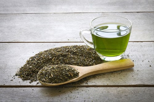 Trà thì là. Thì là có tác dụng kiểm soát lượng khí trong cơ thể và ngăn chặn viêm. Bạn sẽ được thưởng thức tác dụng kì diệu của nó qua loại trà thì là. Trà thì là giúp bạn không còn cảm thấy căng bụng hay đầy bụng nữa. Thành phần: ½ thìa cafe hạt cây thì là (2,5g), 1 cốc nước (250ml). Cho hạt cây thì là vào nồi nước sôi, đun nhỏ lửa trong khoảng 3 phút, để nguội trong khoảng 15 phút trước khi uống.