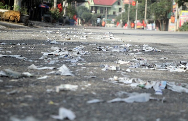 Xác pháo trắng quốc lộ 8A, đoạn qua thôn Hà Chua, xã Sơn Tây (Hương Sơn, Hà Tĩnh).