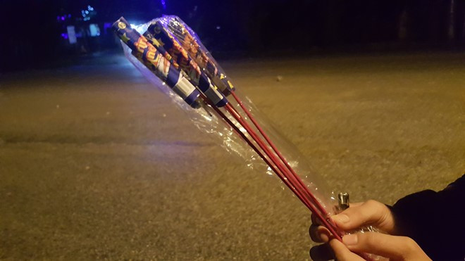 Thanh niên ở thôn Cây Tắt (xã Sơn Tây, huyện Hương Sơn) dùng pháo "reo" - một dạng pháo hoa để nổ đêm giao thừa.