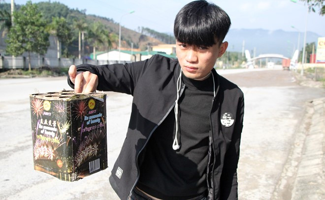 Sau đêm giao thừa, xác pháo hoa vứt nhan nhản hai bên đường và trước nhà dân. Anh Đỗ Đức Anh (22 tuổi) cho biết dù có lệnh cấm đốt pháo nhưng đêm giao thừa nhiều hộ dân vẫn nổ pháo hoa, pháo băng, pháo bi...