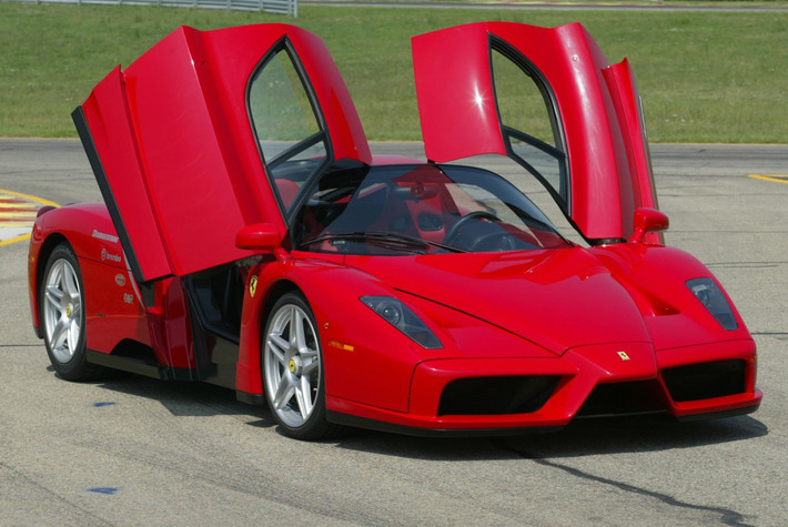 Ferrari Enzo được trình làng bắt đầu từ năm 2002 được lấy theo tên của Enzo Ferrari.