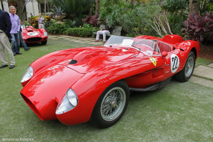 Đầu tiên phỉa kể đến Ferrari 250 TR Testarossa, đây là một trong những mẫu Ferrari đầu tiên mang biểu tượng Testarossa. Dân sành chơi xe hiệu này còn đặt một biệt danh khác cho nó đó là xe "đầu đỏ" bởi thiết kế đầu xe có màu đỏ đặc trưng riêng biệt.