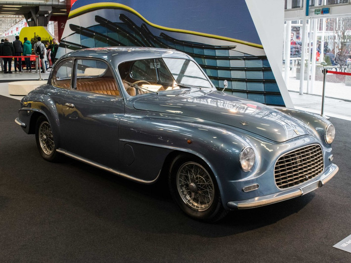Được phát triển từ năm 1948-1950, Ferrari 166 Inter mang thiết kế dựa trên dòng xe đua Ferrari 166 vốn dĩ đã rất thành công. Đây cũng chính là mẫu xe đầu tiên của Ferrari gặt hái được thành công về doanh số trên quy mô toàn cầu.