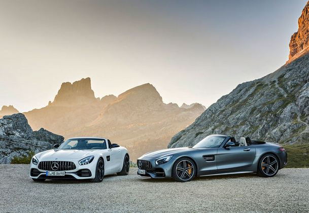 Chiếc xe Mercedes-AMG GT Roadster được đồn đoán sẽ được nhập khẩu chính hãng tại Việt Nam. Mặc dù đại diện Mercedes-Benz Việt Nam chưa lên tiếng xác nhận, nhưng thông tin trên cũng khiến không ít người tò mò, hào hứng.