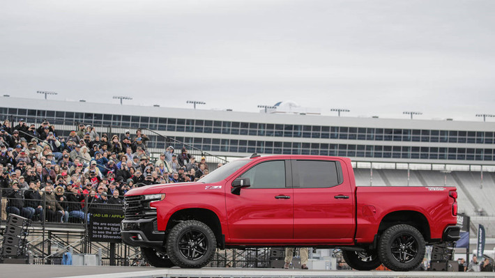 Được thể hiện dưới phân cấp Trail Boss, những hình ảnh tiết lộ của Silverado 2019 đã được cải tiến ở phía trước với hình dáng vuông vắn, góc cạnh hàm ý về khả năng off-road và leo trèo của nó.