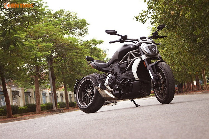 Ducati XDiavel là thế hệ hoàn toàn mới của dòng Diavel và đã được khách tham quan tại triển lãm EICMA 2015 bình chọn là mẫu mô tô đẹp nhất. Thiết kế của XDiavel thể hiện tham vọng đưa chất thể thao mạnh mẽ của Ducati vào thế giới những chiếc xe power cruiser thuần chủng.