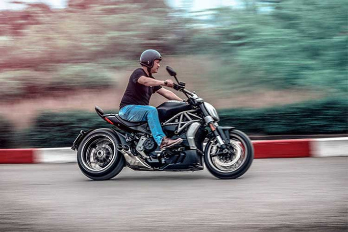 Trái tim" của Ducati XDiavel mới là khối động cơ Testastretta V-Twin, dung tích 1.262 phân khối, sản sinh công suất 156 mã lực tại vòng tua máy 9.500 vòng/phút, mô-men xoắn cực đại 129 Nm tại 5.000 vòng/phút, đi kèm hộp số 6 cấp. Động cơ kết hợp với công nghệ van biến thiên DVT giúp giảm lượng nhiên liệu tiêu thụ cũng như tình trạng rung giật. Giá bán tại Việt Nam của Xdiavel khoảng 926 triệu đồng.