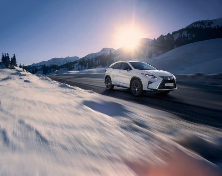 Lexus vừa giới thiệu mẫu xe sang Lexus RX phiên bản sport tại thị trường Châu Âu. Theo tiết lộ từ nhà sản xuất, phiên bản RX Sport mới sẽ được phát triển cho các phiên bản đang được bán ra tại Châu Âu (không bao gồm RX200t) với các chi tiết ngoại thất thay đổi thể thao hơn.