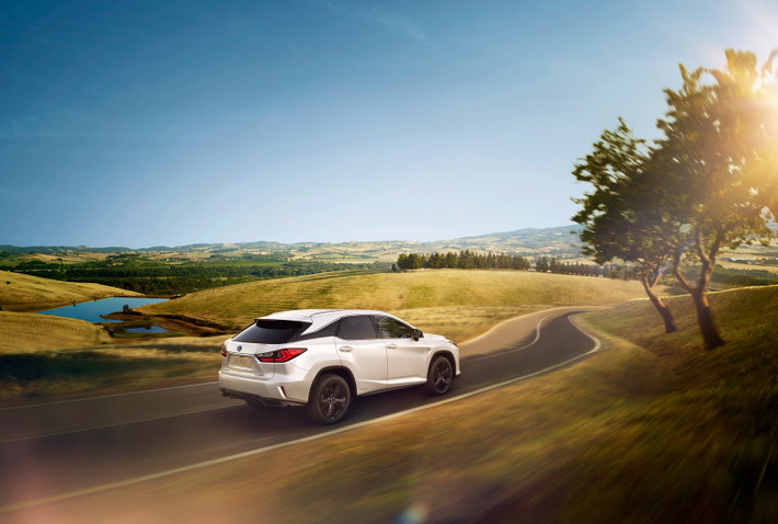 Lexus RX Sport mới sẽ có mặt cho khách hàng châu Âu từ tháng 2 năm 2018 và giá bán vẫn chưa được tiết lộ. Nguồn ảnh: Lexus.