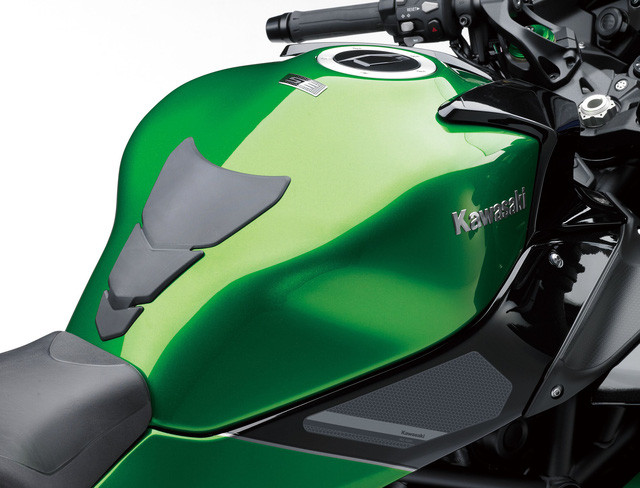 Bình xăng khá lớn, đây là chi tiết khiến Ninja H2 SX mang đến tư thế ngồi chồm tới phía trước hơn so với Z1000 SX