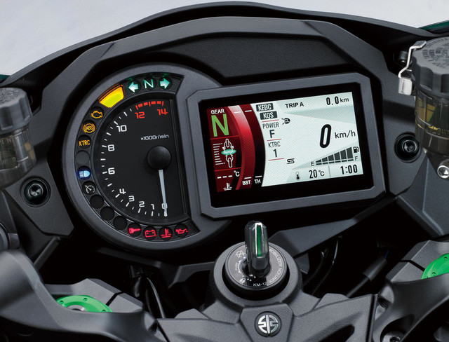 Màn hình hiển thị hiện đại. Kawasaki Ninja H2 SX có bản SE với hệ thống sang số nhanh, đèn LED chiếu sáng theo góc cua và màn hình màu TFT ở bảng đồng hồ.