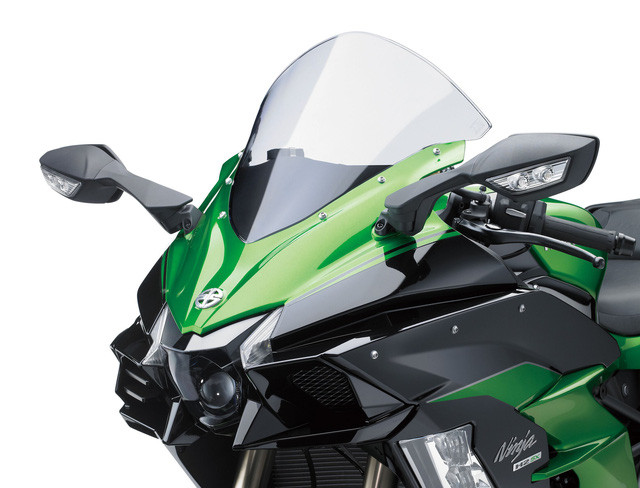 Kawasaki Ninja H2 SX được bổ sung hàng loạt công nghệ mới như đèn pha LED tự động thay đổi góc chiếu. Phần đầu nhìn rất ngầu.