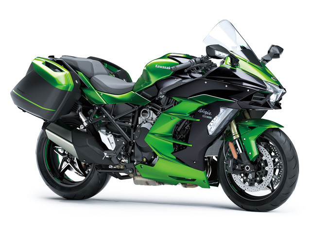 Kawasaki Ninja H2 SX mang đến tư thế ngồi chồm hơn so với Z1000 SX nhưng vẫn thoải mái hơn cho cả người ngồi trước lẫn người ngồi sau nhờ thiết kế phần đuôi và yên sau khá lớn.