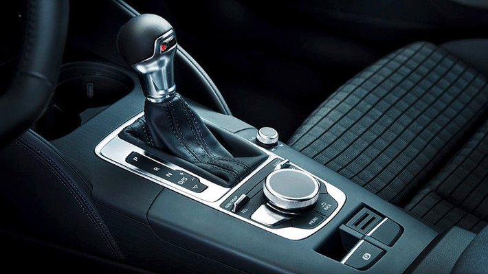 Audi A3 Sportback 2017 có tùy chọn động cơ 1.0L, 3 xy-lanh thẳng hàng, công suất 116 mã lực, mô-men xoắn cực đại 200 Nm. Phiên bản động cơ TFSI 1.4L có công suất cực đại 150 mã lực và mô-men xoắn cực đại 250 Nm. Cả hai đều sử dụng hộp số tự động 7 cấp.