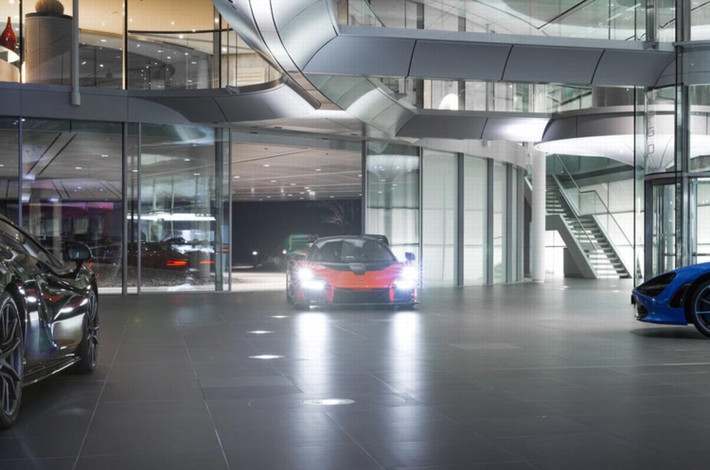 Hãng siêu xe McLaren cũng tận dụng tối đa sợi carbon để đạt được trọng lượng tối ưu nhất. Nhà sản xuất cũng trang bị cho Senna hệ thống giảm xóc thủy lực RaceActive Chassis Control II (RCC II) và khung gầm hoàn toàn bằng carbon mang tên MonoCage III Mococoque, đĩa phanh trên McLaren Senna cũng là loại phanh gốm thế hệ mới.