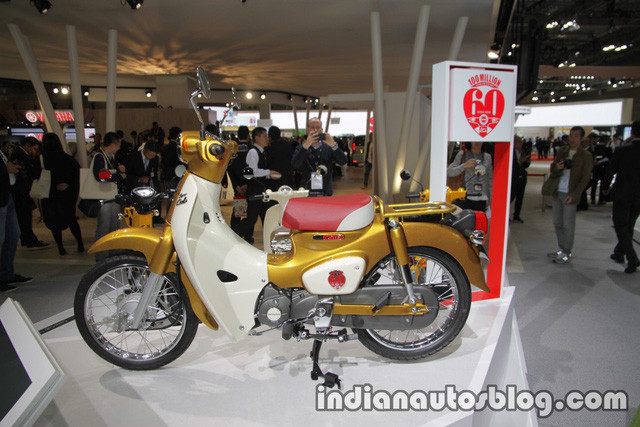 Còn phiên bản Honda Super Cub 110 Commemorative Edition mang trên mình thiết kế kỉ niệm doanh số đạt mốc 100 triệu chiếc. Xe có hai tông màu trắng và vàng kết hợp độc đáo. Yên xe cũng được phối 2 màu trắng-đỏ.