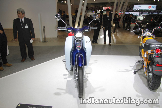 Với Honda Super Cub C125, là sự kết hợp giữa kiểu dáng và tính năng, đồng thời xe sở hữu thiết kế nhỏ gọn đặc trưng làm nên tên tuổi của hãng. Đây cũng chính là chiếc xe hiện đại nhất trong bộ 3 xe máy Honda Super Cub được trưng bày tại Triển lãm.