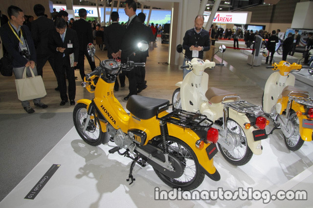 Cuối cùng là Honda Cross Cub 110 với thiết kế mạnh mẽ và linh hoạt hơn. Đèn pha LED tròn đi kèm lưới bảo vệ. Tiếp đến là vỏ gai bảo vệ phuộc ống lồng phía trước khỏi bụi đất và giảm xóc đôi đằng sau.