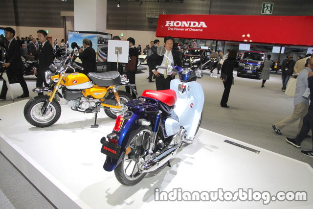 Chưa hết, Honda Super Cub C125 còn được trang bị khóa thông minh Smart Key và mở cốp chỉnh điện. Bộ mâm 17 inch bao gồm cả phanh đĩa trước và phanh tang trống sau, hệ thống chống bó cứng phanh ABS cũng là trang bị tiêu chuẩn. Hệ thống treo của xe bao gồm phuộc ống lồng trước và giảm xóc đôi sau.
