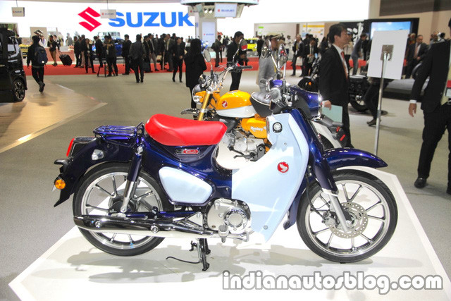 Ngoài ra, Honda Super Cub C125 được trang bị đèn chiếu sáng dạng LED, yên đơn màu đỏ bắt mắt. Thiết bị hiện đại trên xe là bảng đồng hồ kỹ thuật số kết hợp với analog truyền thống.