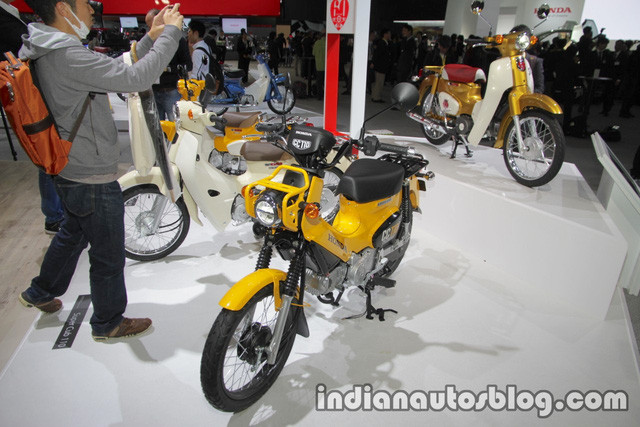 Honda Cross Cub 110 mang phong cách adventure hoàn toàn mới được xây dựng trên mẫu xe ý tưởng đã được giới thiệu lần đầu tiên tại triển lãm Osaka năm 2013. Xe được trang bị yên đơn dành cho 1 người ngồi. Đằng sau yên là gá buộc đồ tiện dụng. Bên dưới xuất hiện bộ vành nan hoa màu đen và lốp đa dụng.