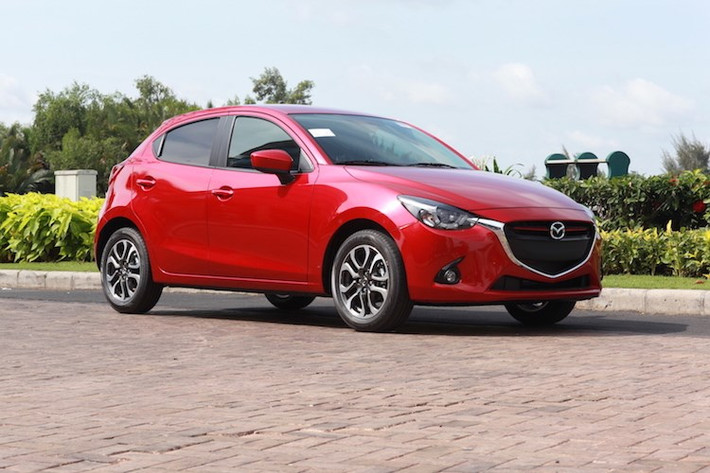Mẫu xe ôtô Mazda2 bao gồm 2 phiên bản sedan và hatchback. Trong tháng 10, Mazda2 được điều chỉnh giảm nhẹ so với giá cũ. Cụ thể mức giảm cho cả 2 phiên bản Sedan và Hatchback lần lượt là 10 triệu đồng và 13 triệu đồng. Theo đó, mức giá công bố cho phiên bản Sedan là 535 triệu đồng và Hatchback là 562 triệu đồng.