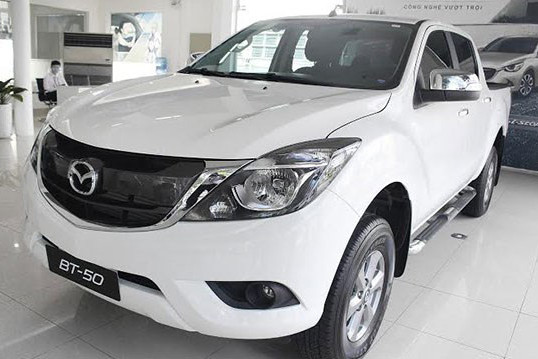 Loạt xe nhập khẩu từ bao gồm Mazda BT 50, Mazda CX-3 2017 và Mazda CX-9 được không được giảm giá. Cụ thể, 3 phiên bản Mazda BT 50 MT 2.2L, AT 2.2L và AT 3.2L có giá lần lượt 620 triệu đồng, 650 triệu đồng và 804 triệu đồng. Xe được trang bị động cơ Diesel MZ-CD 2.2 và động cơ Diesel MZ-CD 3.2. Số sàn và số tự động 6 cấp. Hệ thống âm thanh được trang bị 4 loa tích hợp AM/FM/ MP3/CD/ AUX/USB/Ipod.