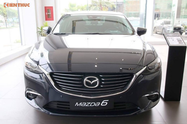 Mazda6 2017 được trang bị khá nhiều tính năng hiện đại so với các đối thủ trong cùng phân khúc như công nghệ kiểm soát điều hướng mô-men xoắn G-Vectoring Control, công nghệ hỗ trợ lái i-Activsense, cảm biến thông minh phát hiện người đi bộ, cảnh báo va chạm, nhận diện tín hiệu đèn giao thông, biển báo...