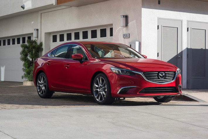 Mẫu sedan hạng trung Mazda6 cũng nhận được mức giảm khá nhiều, từ 45 đến 106 triệu cho cả 3 phiên bản. Cụ thể giá sau giảm của Mazda6 2017 2.0L, Mazda6 2017 2.0L Premium, Mazda6 2017 2.5L Premium lần lượt là 850 triệu đồng, 899 triệu đồng và 999 triệu đồng.