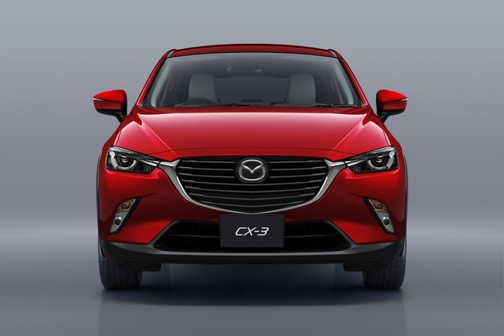 Mazda CX-3 sử dụng động cơ xăng SkyActiv-G 4 xi-lanh dung tích 2 lít, công suất 156 mã lực mô-men xoắn cực đại 204 Nm đi cùng hộp số tự động 6 cấp. Ngoài ra còn có thêm bản CX-3 động cơ diesel dung tích 1.5L với 105 mã lực. Các tính năng an toàn của Mazda CX-3 2017 bao gồm 6 túi khí, phanh ABS, EDM, hỗ trợ khởi hành ngang dốc và móc lắp ghế dành cho trẻ em tương tự như trước.