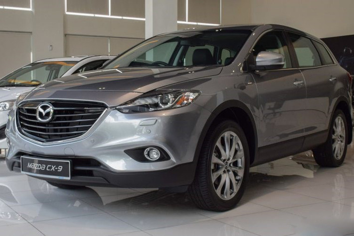 Mẫu xe SUV 7 chỗ CX9 nhập khẩu nguyên chiếc từ Nhật Bản có giá bán lên tới 1.855.000.000 VNĐ. Xe sử dụng động cơ xăng 3.7L, V6.24 vavle DOHC đi kèm hộp số tự động 6 cấp.