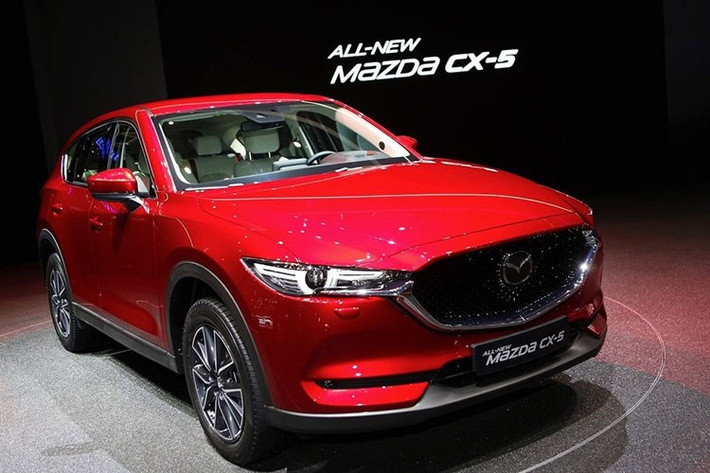 Mẫu xe Mazda CX-5 2017 với 3 phiên bản 2WD 2.0L, 2WD 2.5L và AWD 2.5L sau đợt “hạ giá” kỉ lục vẫn tiếp tục được áp dụng mức giảm từ 20-41 triệu đồng. Giá công bố cho cả 3 phiên bản lần lượt là 799 triệu đồng, 849 triệu đồng và 899 triệu đồng.
