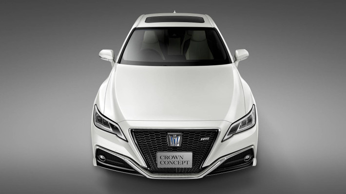 Thiết kế của Toyota Crown bản 2018 khiến nhiều người liên tưởng đến những chiếc Lexus sang trọng bởi phần lưới tản nhiệt khá hình thang ngược rất giống thiết kế truyền thống của Lexus.