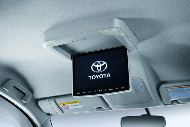 Mẫu xe Fortuner 2018 máy dầu mới được Toyota tại Malaysia trang bị động cơ diesel 2.4L hút khí tự nhiên kết hợp hộp số tự động 6 cấp cho sức mạnh vượt trội hơn hẳn so với bản máy xăng với công suất tối đa 150 mã lực tại vòng tua máy 3.400 vòng/phút và mô-men xoắn cực đại 400 Nm tại dải vòng tua 1.600 - 2.000 vòng/phút.