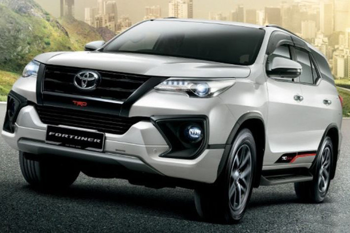 Sau khi giới thiệu phiên bản 2018 của mẫu SUV cỡ trung Fortuner vào tháng trước, Toyota đã tiếp nối những thành công của bản SUV máy dầu số sàn 2017 để tung ra 2 bản trang bị mới của mẫu xe Toyota Fortuner máy dầu mang tên 2.4 VRZ 4×4 và 2.4 VRZ 4×2 tại Malaysia, đồng thời công bố giá bán cho cả phiên bản máy xăng và máy dầu.