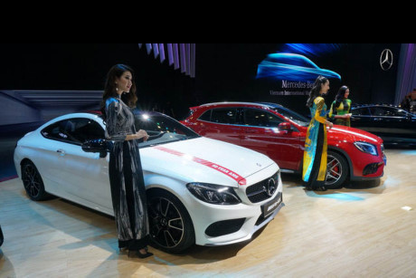 Đây là lần thứ hai Mercedes-Benz tham gia Triển lãm Ôtô Quốc tế Việt Nam. Bên cạnh những mẫu xe “sang chảnh”, dàn người mẫu cũng được đầu tư áo dài đến từ nhà thiết kế Adrian Anh Tuấn hút khách tham quan.