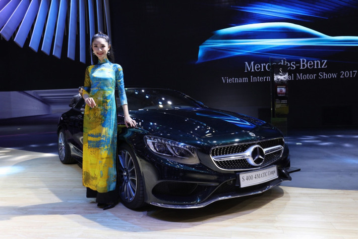Đến với triển lãm ôtô VIMS 2017, hai mẫu xe mới của Mercedes là S400 4MATIC Coupé và Mercedes AMG GLA 45 4MATIC nhận được nhiều sự quan tâm và chú ý của giới đưa tin cũng như du khách thăm quan.