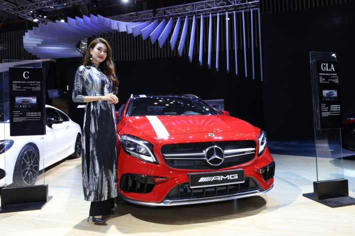 Phiên bản hiệu suất cao Mercedes AMG GLA 45 4MATIC sở hữu động cơ 4 xi-lanh mạnh nhất thế giới với công suất lên đến 381 mã lực và mô men xoắn cực đại đạt 475 Nm tại vòng tua máy 2.250 vòng/phút giúp xe chạy nước rút 0–100km/h chỉ trong 4,4 giây. Mức giá xe Mercedes AMG GLA 45 tại Việt Nam được bán ra khoảng 2,4 tỷ đồng.