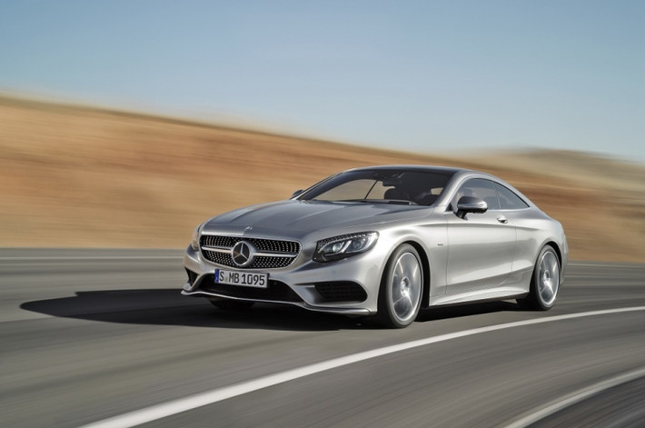 S400 4MATIC Coupe là hiện thân của ngôn ngữ thiết kế ‘Sensual Purity’ (Sự thuần khiết gợi cảm) mà Mercedes theo đuổi những năm gần đây với đường cong đặc trưng đổ dốc ra phía sau, khoang hành khách hạ thấp, đường viền thân xe nhô cao và hốc bánh sau cơ bắp.