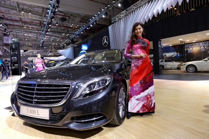 Ngoài ra, không gian trưng bày của thương hiệu xe sang Mescedes tại Việt Nam còn xuất hiện mẫu xe siêu sang Mercedes-Maybach đến xe thể thao hiệu năng cao Mercedes-AMG, AMG GTS, S500 Cabriolet, E300 AMG, S400L, E250 Exclusive... với tổng giá trị lên tới cả trăm tỷ đồng.