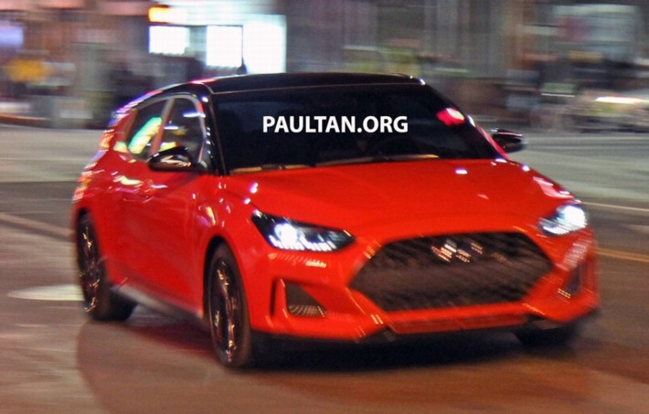 Mới gần đây hãng ôtô Hàn Quốc đã "nhá hàng" những hình ảnh đầu tiên về mẫu xe Hyundai Veloster 2019 thế hệ mới qua những hình ảnh bắt gặp trên phố, có vẻ như chiếc xe đang được sử dụng để làm phim quảng cáo, và không hề được ngụy trang bên ngoài.