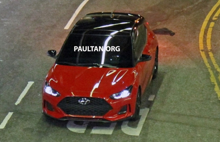 Nhiều nguồn tin cho rằng mẫu xe Veloster thế hệ mới sẽ được nhà sản xuất Hyundai tích hợp các công nghệ hỗ trợ người lái tiên tiến và trang bị động cơ tăng áp. Khả năng chiếc xe sẽ sử dụng động cơ xăng 4 xi-lanh thẳng hàng với 2 phiên bản 1.4L và 1.6L.