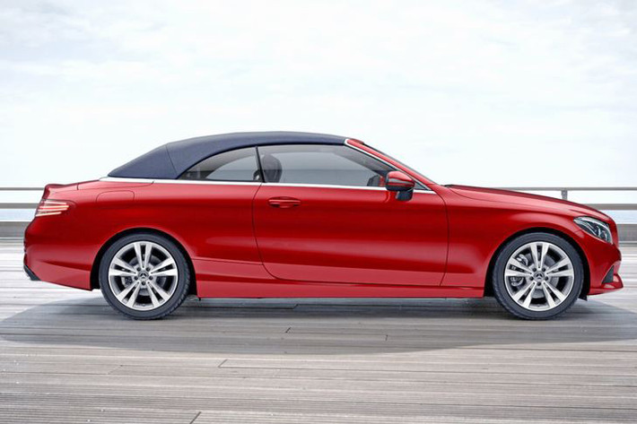 Nhìn từ bên sườn có thể thấy Mercedes C200 Cabriolet có 2 cửa thay vì 4 cửa nguyên bản. Bộ la-zăng hợp kim dạng 5 chấu kép kích thước 18 inch, gương chiếu hậu chỉnh điện. Phần đuôi xe cũng không có sự khác biệt với đèn pha full LED,bộ đôi ống xả thể thao có chụp làm từ kim loại được đặt ở hai bên.