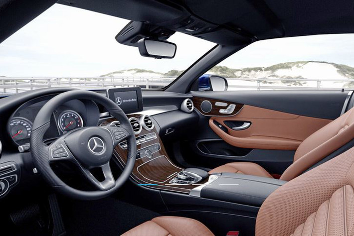 Ở bên trong, nội thất Mercedes C200 Cabriolet được bọc da cao cấp cùng nhiều chi tiết ốp gỗ bóng màu nâu line structure lime. Vô-lăng thể thao đa chức năng bọc da, đồng hồ đi kèm màn hình màu 5,5 inch. Ghế ngồi bọc da có chỉnh điện đối với hàng ghế trước cùng tùy chọn chống nóng đi cùng hệ thống AIRCARF chống gió lùa vào khoang xe khi mở mui.