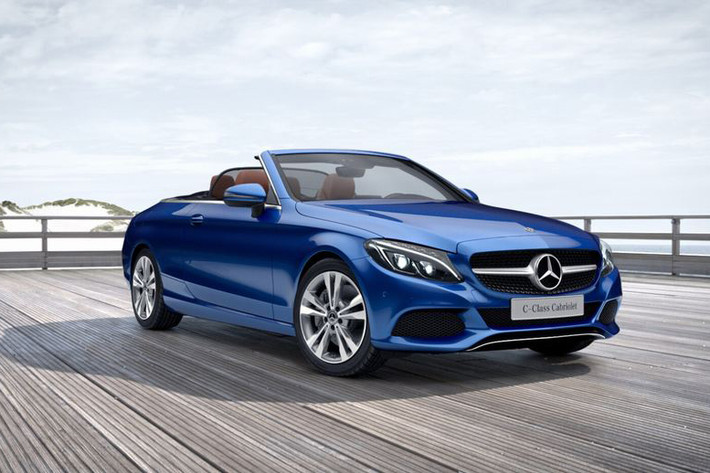 Mercedes C200 Cabriolet được xây dựng trên nền tảng khung gầm mô-đun MRA. Đồng thời thiết kế của xe tương đồng với phiên bản Coupe. Phần đầu xe nổi bật với lưới tản nhiệt hình miệng cười màu đen có họa tiết kim cương, phủ bên ngoài là một thanh kim loại mạ crom sáng gắn logo ngôi sao 3 cánh của hãng. Hốc gió lớn, hai cụm đèn pha sắc sảo.