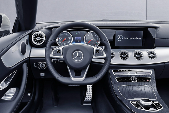 Cũng dựa trên ngôn ngữ thiết kế "Sensual Purity", khoang nội thất của E-Class mang những dáng dấp của phiên bản sedan cao cấp nhất hiện nay của Mercedes là S-Class.