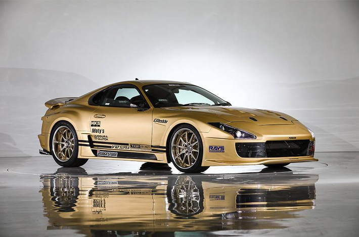 Công ty hiệu chỉnh Top Secret, Nhật Bản đã biến chiếc Toyota Supra thế hệ ZA80 (1993-2002) càng trở nên hút hơn với bản độ màu sơn vàng đồng bắt mắt. Được biết, thông thường chỉ những chiếc xe được hiệu chỉnh tốt nhất mới được nhà độ xe sơn màu này.