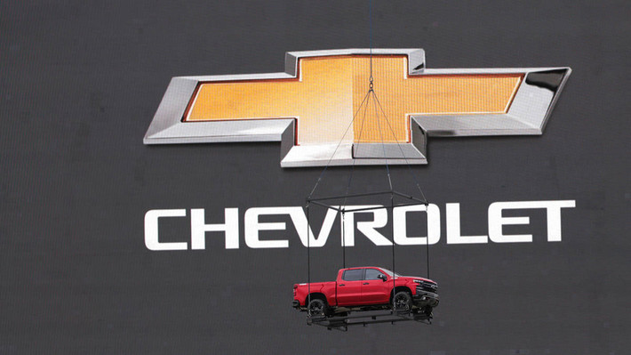 Màn xuất hiện khá ấn tượng của mẫu xe Chevrolet Silverado 2019 bằng trực thăng cẩu từ trên xuống tại Lễ kỷ niệm 100 năm chiếc bán tải Chevy đầu tiên được bán diễn ra tại Texas Mỹ thu hút ánh nhìn của hàng nghìn lượt người tham dự tại đây.